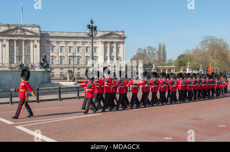 Buckingham Palace, London, Großbritannien. 19. April 2018. Ihre Majestät die Königin begrüßt die Commonwealth Regierungschefs zum Buckingham Palace für die feierliche Eröffnung der Gipfel mit einem großen Schutz der Ehre der Coldstream Guards. Credit: Malcolm Park/Alamy Leben Nachrichten. Stockfoto