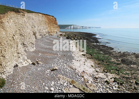 Seaford, East Sussex, England. 19. April 2018. Fabelhafte Frühlingssonne am Strand von Seaford Head mit Blick auf die sieben Schwestern, East Sussex. Credit: Julia Gavin/Alamy leben Nachrichten Stockfoto