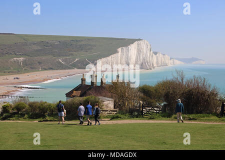 Seaford, East Sussex, England. 19. April 2018. Fabelhafte Frühlingssonne an Cuckmere Haven mit Blick auf die sieben Schwestern, East Sussex. Credit: Julia Gavin/Alamy leben Nachrichten Stockfoto