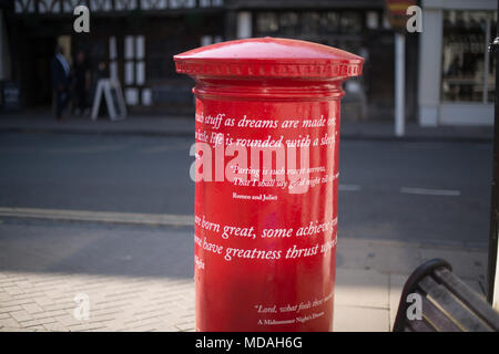 Stratford-upon-Avon, Großbritannien. 19. April 2018. Stratford-upon-Avon, Warwickshire, England UK 18/04/2018 Post Box beauftragt von Royal Mail Shakespeare Geburtstag zu feiern: Paul rushton/Alamy leben Nachrichten Stockfoto