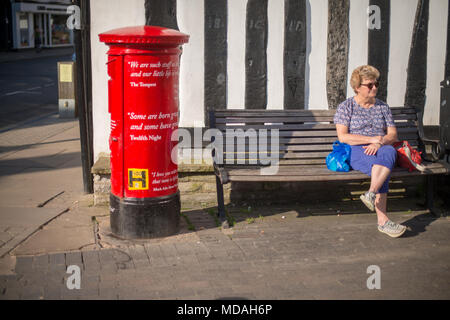 Stratford-upon-Avon, Großbritannien. 19. April 2018. Stratford-upon-Avon, Warwickshire, England UK 18/04/2018 Post Box beauftragt von Royal Mail Shakespeare Geburtstag zu feiern: Paul rushton/Alamy leben Nachrichten Stockfoto