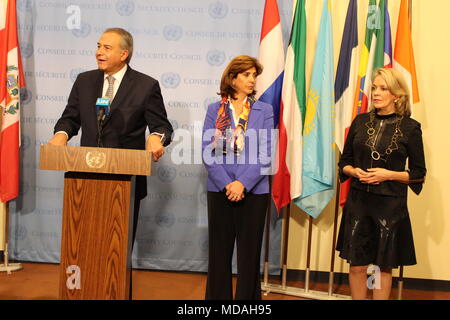 Uno, New York, USA. 18. April 2018. Kolumbiens Vizepräsident Oscar Naranjo sprach mit Presse über Konflikt in Catatumbo, Krieg gegen Drogen. Foto: Matthew Russell Lee/Innere Stadt drücken Sie Stockfoto