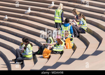 Eine Gruppe junger Schülerinnen und Schüler tragen Hi viz Westen für eine Schule Tagesausflug in Blackpool, Lancashire. Stockfoto