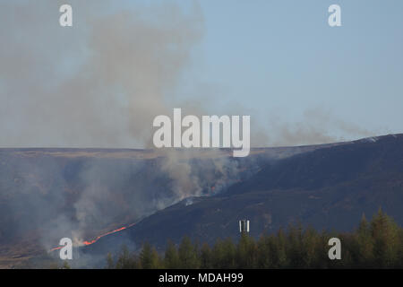 Saddleworth, Oldham, Großbritannien. 19. April 2018. Moorland Brände brechen in der Heide oberhalb des Dorfes Greenfield in Saddleworth, Oldham, Großbritannien Quelle: James Grady/Alamy leben Nachrichten Stockfoto