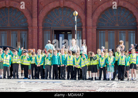 Eine Gruppe junger Schülerinnen und Schüler tragen Hi viz Westen für eine Schule Tagesausflug in Blackpool, Lancashire. Stockfoto