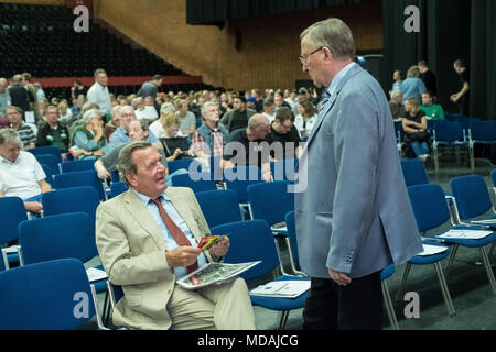 19 April 2018, Hannover, Deutschland: der ehemalige Bundeskanzler Gerhard Schroeder (L) von der Sozialdemokratischen Partei (SPD) und der Vorsitzende des Aufsichtsrats, Valentin Schmidt, begrüßen sich. Foto: Peter Steffen/dpa Stockfoto