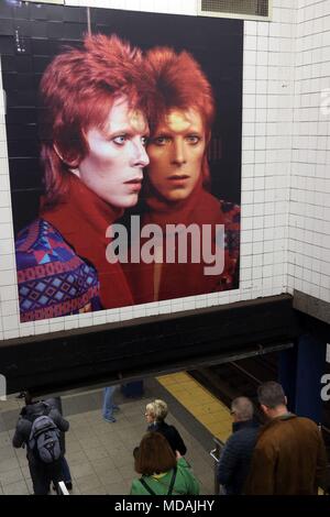 New York, USA. 19. Apr, 2018. Im unteren Manhattan Nachbarschaft, wo er ruhig lebte und starb am 10. Januar 2016, dem legendären Rocker David Bowie fotografischer Bilder und Zitate haben auf seinem lokalen U-Bahnstation gegangen. Von April 18 bis Mai 13, wandgroße Bilder und Kunst durch die Musiker inspiriert werden die Mauern in der U-Bahn von seiner ehemaligen Nachbarschaft Farbe. © 2018 G. Ronald Lopez/DigiPixsAgain. us/Alamy Live Neue Stockfoto