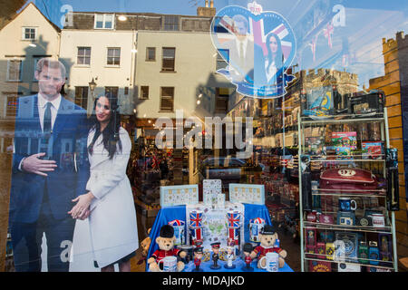 Windsor, Großbritannien. 19. April 2018. Ausschnitt Abbildungen von Prinz Harry und Meghan Markle aus einem Shop Fenster in Richtung Schloss Windsor, der Veranstaltungsort für Ihre Hochzeit in einem Monat aussehen. Credit: Mark Kerrison/Alamy leben Nachrichten Stockfoto