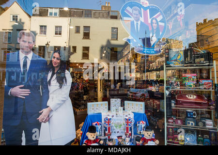 Windsor, Großbritannien. 19. April 2018. Ausschnitt Abbildungen von Prinz Harry und Meghan Markle aus einem Shop Fenster in Richtung Schloss Windsor, der Veranstaltungsort für Ihre Hochzeit in einem Monat aussehen. Credit: Mark Kerrison/Alamy leben Nachrichten Stockfoto