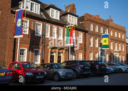 Windsor, Großbritannien. 19. April 2018. Commonwealth Flags angezeigt in der Vorbereitung für die Staats- und Regierungschefs des Commonwealth' Retreat at Windsor Castle. Commonwealth Regierungschefs wird erwartet, dass der Prinz von Wales' Angebot zu Commonwealth Rolle seiner Mutter während der Exerzitien beizutreten zu diskutieren. Credit: Mark Kerrison/Alamy leben Nachrichten Stockfoto