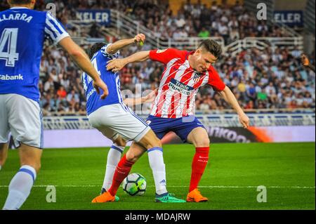 Saul Niguez von Atletico Madrid Duelle um den Ball mit Ruben Pardo von Real Sociedad während der spanischen Liga Fußballspiel zwischen Real Sociedad und Atletico Madrid am Anoeta Stadium am 19. April 2018 in San Sebastian, Spanien Cordon drücken Sie Stockfoto