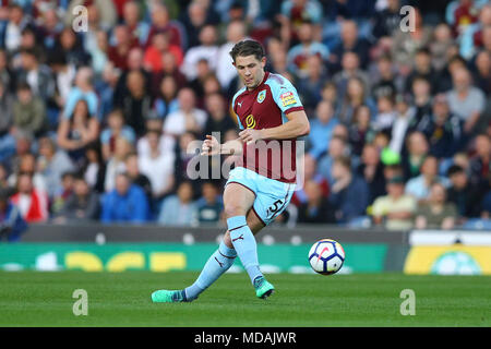 Burnley, Großbritannien. 19. April 2018. James Tarkowski von Burnley in Aktion. Premier League match, Burnley v Chelsea in Turf Moor in Burnley, Lancashire am Donnerstag, den 19. April 2018. Dieses Bild dürfen nur für redaktionelle Zwecke verwendet werden. Nur die redaktionelle Nutzung, eine Lizenz für die gewerbliche Nutzung erforderlich. Keine Verwendung in Wetten, Spiele oder einer einzelnen Verein/Liga/player Publikationen. pic von Chris Stading/Andrew Orchard sport Fotografie/Alamy leben Nachrichten Stockfoto