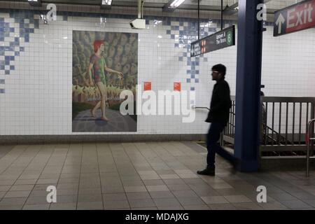 New York City, New York, USA. 19 Apr, 2018. Im unteren Manhattan Nachbarschaft, wo er ruhig lebte und starb am 10. Januar 2016, dem legendären Rocker David Bowie fotografischer Bilder und Zitate haben auf seinem lokalen U-Bahnstation gegangen. Von April 18 bis Mai 13, wandgroße Bilder und Kunst durch die Musiker inspiriert werden die Mauern in der U-Bahn von seiner ehemaligen Nachbarschaft Farbe. Credit: G. Ronald Lopez/ZUMA Draht/Alamy leben Nachrichten Stockfoto