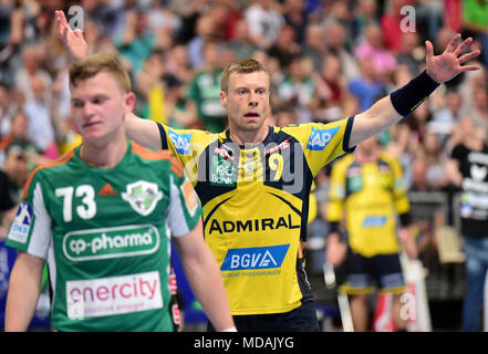 Hannover, Deutschland. 19 Apr, 2018. 19 April 2018, Hannover, Deutschland: Handball TSV Hannover-Burgdorf vs Rhein-Neckar Loewen, TUI Arena: Rhein-Neckar von gudjon Sigurdsson seine Arme ausbreitet. Credit: Hauke-Christian Dittrich/dpa/Alamy leben Nachrichten Stockfoto