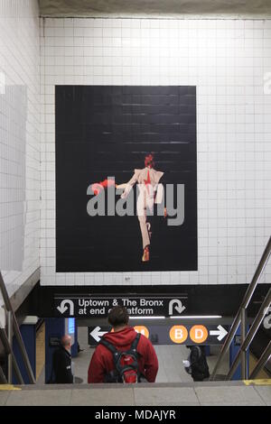 New York City, New York, USA. 19 Apr, 2018. Im unteren Manhattan Nachbarschaft, wo er ruhig lebte und starb am 10. Januar 2016, dem legendären Rocker David Bowie fotografischer Bilder und Zitate haben auf seinem lokalen U-Bahnstation gegangen. Von April 18 bis Mai 13, wandgroße Bilder und Kunst durch die Musiker inspiriert werden die Mauern in der U-Bahn von seiner ehemaligen Nachbarschaft Farbe. Credit: G. Ronald Lopez/ZUMA Draht/Alamy leben Nachrichten Stockfoto