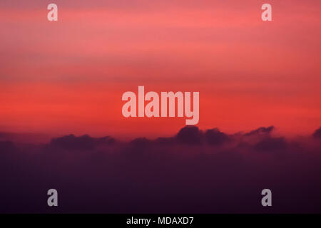 Lila und orange Sonnenuntergang Himmel Hintergrund. Schönen Himmel. Stockfoto