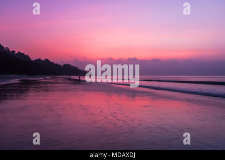 Vom Meer Silhouette von Tallinn mit Feuer Meer Sonnenuntergang. schönen Sonnenuntergang am Meer in rot orange violett Farben. Stockfoto