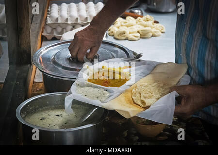 Appam Palappam, einem beliebten traditionellen Kerala Frühstück Brot mit Masala ei Sauce Curry auf einem Hausboot, Alappuzha Kuttanad, Indien. Südindische Küche Stockfoto