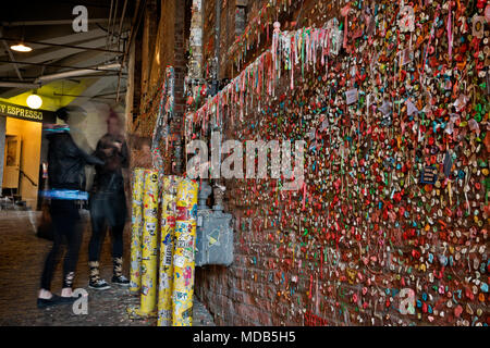 WA 15282-00 ... WASHINGTON - Besucher Platzierung von Gummi auf der kürzlich gereinigt Kaugummi Wand in der Seattle Post Alley, südlich von der Pike Place Market. Stockfoto