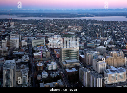 WASHINGTON – Blick in den Osten und Norden bei Sonnenuntergang über Capitol Hill, Lake Washington, Bellevue und die Cascade Mountains vom Columbia Center aus. 2012 Stockfoto