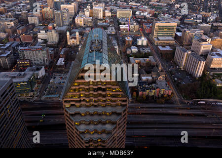 WA15297-00...WASHINGTON - Blick vom Columbia Center Sky High Observatory in Downtown Seattle East über die Interstate 5 und First Hill. 2012 Stockfoto