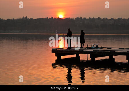 WA 15302-00 ... WASHINGTON - Abend angeln auf dem Angeln Dock verbrachte in Seattle Green Lake Park. Stockfoto