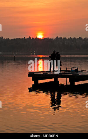 WA 15304-00 ... WASHINGTON - Abend angeln auf dem Angeln Dock verbrachte in Seattle Green Lake Park. Stockfoto