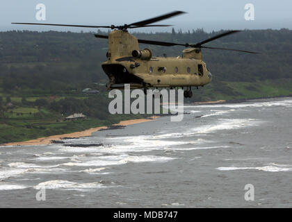 Soldaten aus B-Company, 3.Bataillon, 25 Aviation Regiment, 25 Combat Aviation Brigade, bei Polizei, Feuerwehr, EMS, Pennsylvania National Guard und anderen staatlichen Stellen Hilfsmaßnahmen auf der Insel Kauai zu leiten nach schweren Regenfällen, Überschwemmungen und Erdrutschen Hunderte von Bewohnern und Touristen gestrandet. 25 Infanterie Division Soldaten transportiert Einsatzfahrzeuge, Nahrung, Wasser, Bettwäsche, Hygieneartikel und andere Verbrauchsmaterialien in den betroffenen Gebieten und transportiert Menschen zu Camp Naue in der Nähe von Princeville, Kauai gestrandet. 25. Inf. Div. Luftfahrt Vermögenswerte wurden beauftragt, die Hilfsmaßnahmen nach dem Staat zu unterstützen. Stockfoto