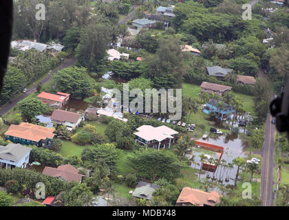 Hunderte von Menschen waren gestrandete nach schweren Regenfällen, Überschwemmungen und Schlammlawinen in Kauai blockierten Straßen und Häusern umgeben. 25 Infanterie Division Soldaten transportiert Einsatzfahrzeuge, Nahrung, Wasser, Bettwäsche, Hygieneartikel und andere Verbrauchsmaterialien in den betroffenen Gebieten und transportiert Menschen zu Camp Naue in der Nähe von Princeville, Kauai gestrandet. 25. Inf. Div. Luftfahrt Vermögenswerte wurden beauftragt, die Hilfsmaßnahmen zu unterstützen, nachdem die staatliche Unterstützung durch US Pacific Command angefordert. (U.S. Armee Foto: Staff Sgt. Keith Anderson, 25 Infanterie Division Public Affairs) Stockfoto