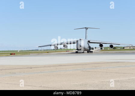 Die letzten C-5 M Super Galaxie, die Travis Air Force Base, Calif., Flotte hinzugefügt werden kommt April 17, 2018, von Lockheed Martin. Die C-5 M, mit einer Ladung Tragfähigkeit von 281,001 Pfund, können 2.150 nautische Meilen, Offload fliegen und fliegen zu einem zweiten Base 500 Seemeilen entfernt vom ursprünglichen Ziel, alle ohne Luftbetankung. (U.S. Air Force Foto: Staff Sgt. Amber Carter) Stockfoto