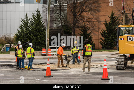 Baltimore, Maryland, USA. Bauarbeiter arbeiten mit dem Presslufthammer auf der Straße der Stadt. Stockfoto