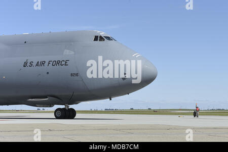 Die letzten C-5 M Super Galaxie, die Travis Air Force Base, Calif., Flotte hinzugefügt werden kommt April 17, 2018, von Lockheed Martin. Die C-5 M, mit einer Ladung Tragfähigkeit von 281,001 Pfund, können 2.150 nautische Meilen, Offload fliegen und fliegen zu einem zweiten Base 500 Seemeilen entfernt vom ursprünglichen Ziel, alle ohne Luftbetankung. (U.S. Air Force Foto: Staff Sgt. Amber Carter) Stockfoto