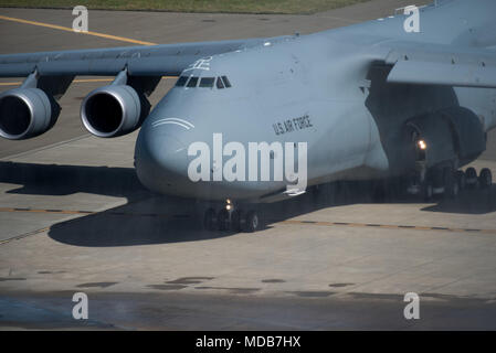 Die letzten 22 Airlift Squadron C-5 M Super Galaxy von der Lockheed Martin kommt an Travis Air Force Base, Calif., 17. April 2018. Die C-5 M, mit einer Ladung von 281,001 Pfund, können 2.150 nautische Meilen, Offload fliegen und fliegen zu einem zweiten Base 500 Seemeilen entfernt vom ursprünglichen Ziel, alle ohne Luftbetankung. (U.S. Air Force Foto von Louis Briscese) Stockfoto