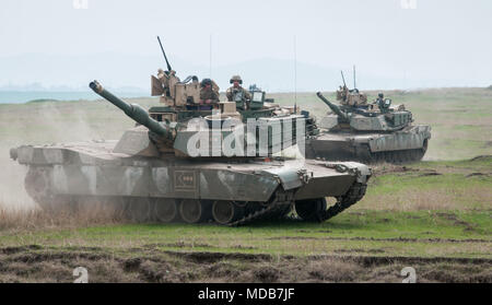 Soldaten aus Unternehmen C, 1.Bataillon, 18 Infanterie Regiment, 2. gepanzerte Brigade Combat Team, 1.Infanterie Division in Fort Riley, Kansas, ihren M1A2 Abrams Panzer Manöver während Gerechtigkeit Adler, ein bilaterales live-fire Übung mit rumänischen Verbündeten am 17. April 2018 Smardan Training Area, in Smardan, Rumänien. Die Übung diente als der Eckstein für die Ausbildung und die Partnerschaft zwischen 1-18 th Infanterie und der Rumänischen 282 Mechanisierte Infanteriebrigade, Galati, Rumänien. (U.S. Armee Foto: Staff Sgt. Matthäus Keeler/22 Mobile Public Affairs Abteilung) Stockfoto