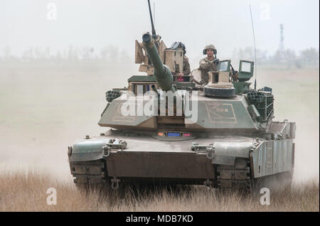 Soldaten aus Unternehmen C, 1.Bataillon, 18 Infanterie Regiment, 2. gepanzerte Brigade Combat Team, 1.Infanterie Division in Fort Riley, Kansas, zu manövrieren die M1A2 Abrams Tank während Gerechtigkeit Adler, ein bilaterales live-fire Übung mit rumänischen Verbündeten am 17. April 2018 Smardan Training Area, in Smardan, Rumänien. Die Übung diente als der Eckstein für die Ausbildung und die Partnerschaft zwischen 1-18 th Infanterie und der Rumänischen 282 Mechanisierte Infanteriebrigade, Galati, Rumänien. (U.S. Armee Foto: Staff Sgt. Matthäus Keeler/22 Mobile Public Affairs Abteilung) Stockfoto