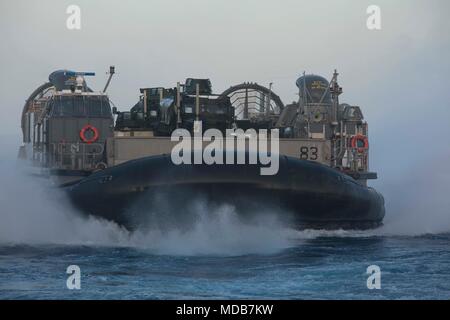 180416-N-GR 168-0257 MITTELMEER (16. April 2018) Landing Craft, Luftkissen 83, zum Angriff Craft Unit4 befestigt, trägt das Deck des San Antonio-Klasse amphibious Transport dock Schiff USS New York (LPD 21) April 16, 2018. New York, homeported in Mayport, Florida, ist die Durchführung von naval Operations in den USA 6 Flotte Bereich der Operationen. (U.S. Marine Foto von Mass Communication Specialist 2. Klasse Lyle Wilkie/Freigegeben) Stockfoto