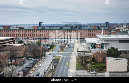 USA, Maryland, Baltimore, Straße, Oriole Park in Camden Yards Baseball Stadium, die Heimat der Baltimore Orioles. Stockfoto