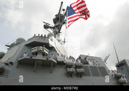 180418-N-ND 356-0053 Pearl Harbor (18. April 2018) Die arleigh Burke-Class geführte Anti-raketen-Zerstörer USS Michael Murphy (DDG112) kehrt nach Hause zurück zu Pearl Harbor nach einem dreimonatigen Einsatz für den westlichen Pazifik mit dem Carl Vinson Streik Gruppe. Die Crew von 350 Segler durchgeführten Schulungen mit der Französischen Marine und besucht die Philippinen und Guam. USS Michael Murphy führte auch einen gemeinsamen Ozeanien Maritime Security Initiative (OMSI) Patrouille mit der US-Küstenwache. (U.S. Marine Foto von Mass Communication Specialist 3. Klasse Jessica O. Blackwell) Stockfoto