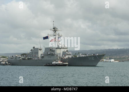 180418-N-ND 356-0010 Pearl Harbor (18. April 2018) Die arleigh Burke-Class geführte Anti-raketen-Zerstörer USS Michael Murphy (DDG112) kehrt nach Hause zurück zu Pearl Harbor nach einem dreimonatigen Einsatz für den westlichen Pazifik mit dem Carl Vinson Streik Gruppe. Die Crew von 350 Segler durchgeführten Schulungen mit der Französischen Marine und besucht die Philippinen und Guam. USS Michael Murphy führte auch einen gemeinsamen Ozeanien Maritime Security Initiative (OMSI) Patrouille mit der US-Küstenwache. (U.S. Marine Foto von Mass Communication Specialist 3. Klasse Jessica O. Blackwell) Stockfoto