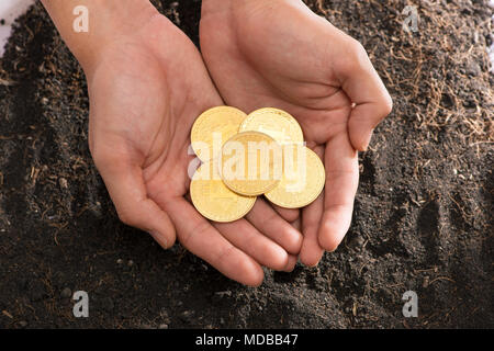 Im Herzen Bitcoin geformte Hand, elektronische virtuelles Geld für Internet Banking und das internationale Netzwerk der Zahlung. Stockfoto