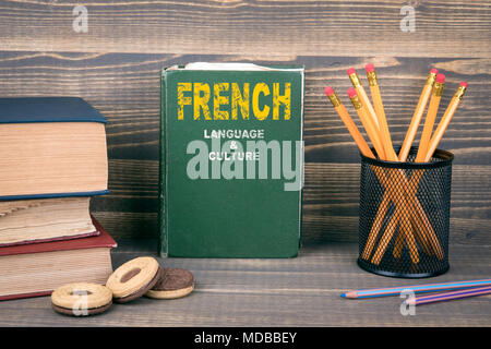 Französische Sprache und Kultur Konzept. Buchen Sie auf einer hölzernen Hintergrund Stockfoto