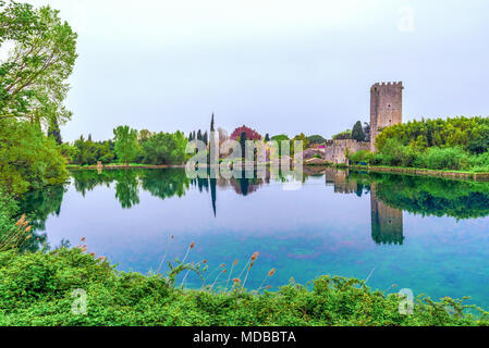 Garten von Ninfa, Italien - ein Naturdenkmal mit mittelalterlichen Ruinen in Stein, Blumen Park und ein ehrfürchtiges Torrent mit wenig fallen. Provinz Latina. Stockfoto