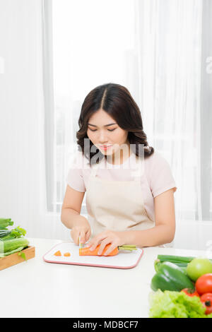 Gesundes Essen. Asiatische Frau Kochen in der Küche Stockfoto