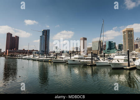 Baltimore, Maryland, USA. Boote und Yachten auf Marina am Inneren Hafen angedockt. Stockfoto