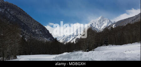 Pyramid Peak bei Maroon Bells im Winter mit frischem Schnee Stockfoto