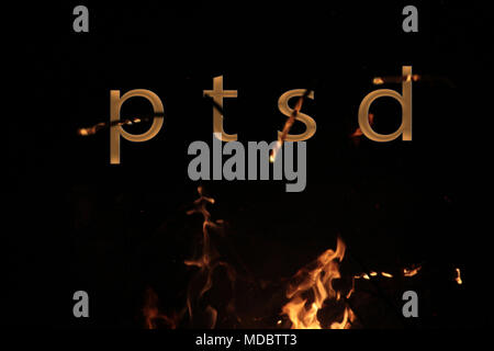 PTSD medizinische Abkürzung oder Kürzel des post-traumatischen Stress Syndrom, psychische Störung, die durch traumatische Ereignisse verursacht. Wort PTSD auf Feuer Hintergrund, Bild Stockfoto