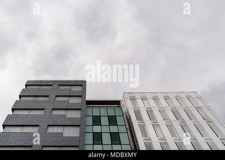 Madrid, Spanien - 7. April 2018: Low Angle View der modernen Architektur Luxus Gebäude in der Avenida Castellana in Madrid gegen bewölkten Tag. Stockfoto
