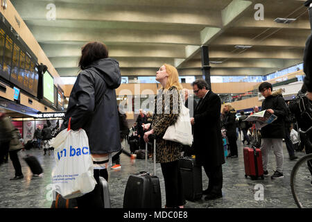 Pendler Menschen standen Wartend auf die bahnhofshalle an der Abfahrt Board auf der Euston Station in London, England, UK KATHY DEWITT Stockfoto