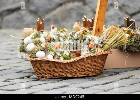 Traditionelle Osterdekorationssymbole aus natürlichen Materialien, Kaninchen, Hühnern, Henne, Strohhalm, Eiern, Ostermarkt. Stockfoto