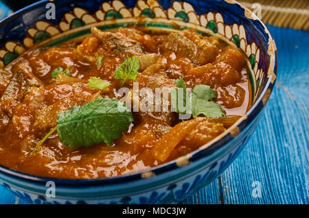 Indische Küche. Naat yakkhn - Kaschmir Joghurt Lamm Curry, Traditionelle sortierten Indien Gerichte, Ansicht von oben. Stockfoto